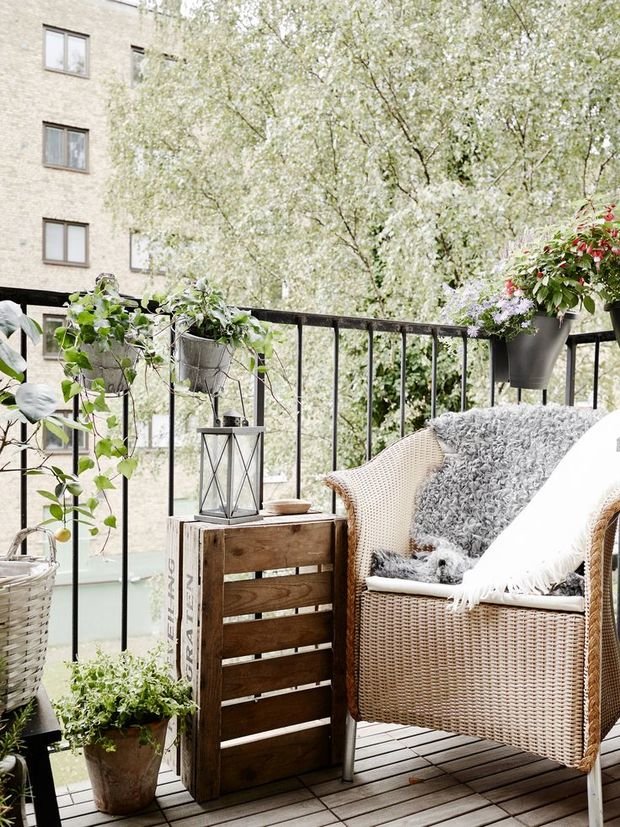 Фотография: Балкон в стиле Прованс и Кантри, Квартира, Аксессуары, Мебель и свет, Терраса, Советы, Ремонт на практике, бюджетное обновление балкона, экономичный ремонт на балконе – фото на INMYROOM