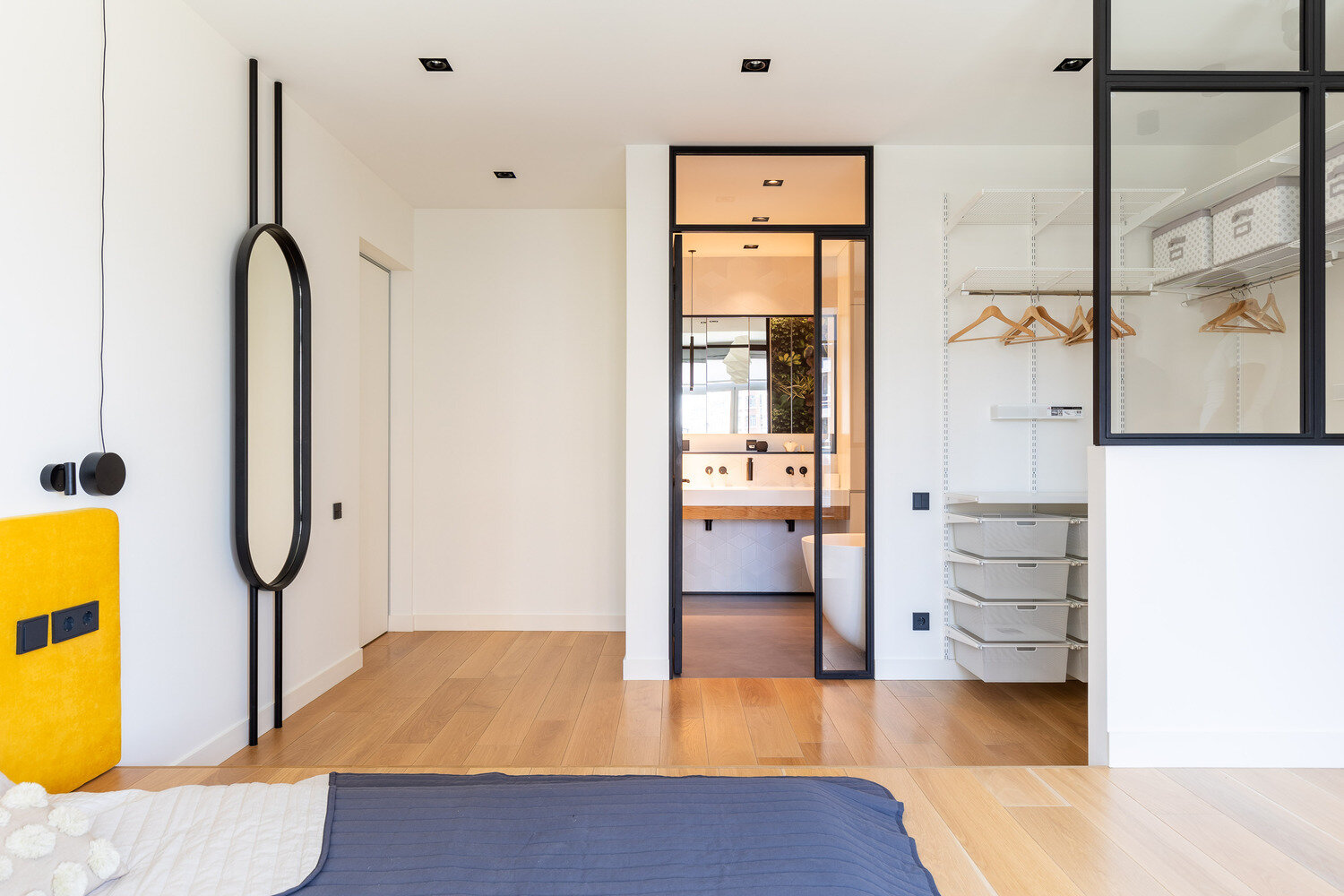 Фотография: Спальня в стиле Современный, Минимализм, Квартира, Проект дня, Санкт-Петербург, 4 и больше, Более 90 метров, Анна Пенедюк – фото на INMYROOM Фотография: Спальня в стиле Современный, Минимализм, Квартира, Проект дня, Санкт-Петербург, 4 и больше, Более 90 метров, Анна Пенедюк – фото на INMYROOM