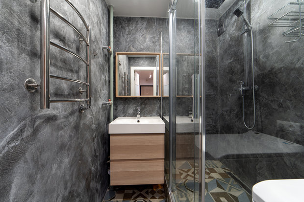 Интерьер ванной комнаты в современном стиле с темной отделкой стен