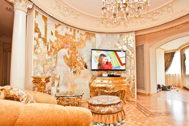 Фотография: Гостиная в стиле Классический, Современный, Квартира, Дома и квартиры, Роспись – фото на INMYROOM