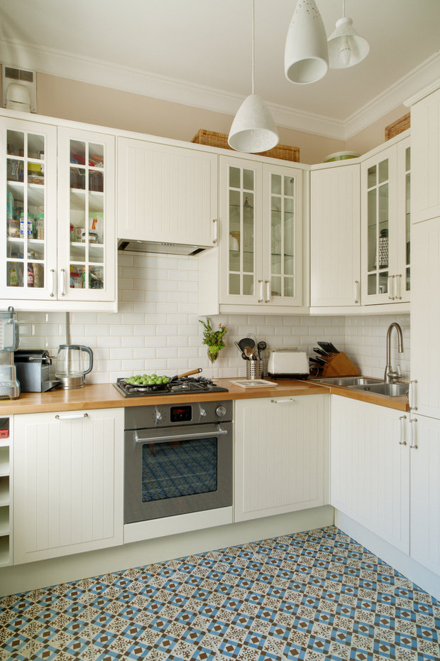 Фотография: Кухня и столовая в стиле Скандинавский, Лофт, Эклектика, Квартира, Teak House, Белый, Проект недели, Москва, Бежевый, Синий, Голубой, Коричневый, ИКЕА, Manders, маленькая кухня, белая гостиная, порядок в детской, хранение книг в небольшой квартире, системы хранения для коридора, декор интерьера в скандинавском стиле, Анна Смирнова, Vesna-Leto – фото на INMYROOM