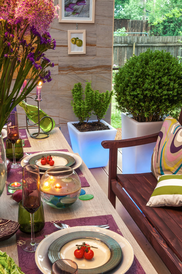 Фотография: Кухня и столовая в стиле Современный, Эко, Прованс и Кантри, Эклектика, MW-LIGHT, Мебель и свет, Терраса, Белый, Дача, Зеленый, Бежевый, Коричневый, Подмосковье, Дом и дача, Фундэкс, Еврогриль, Степан.Ру, Малаховка, HOROZ Electric, Уютерра, Rondell, Zeta, «Хомгарт», Terradeck, Gliga Stone, НЕОПОРМ, Полигаль Восток, Тамак, ROYS, Роман Белянин, Алексей Жбанко, кашпо с подсветкой, освещение на террасе, облицовка из гибкого камня, потолок из поликарбоната – фото на INMYROOM