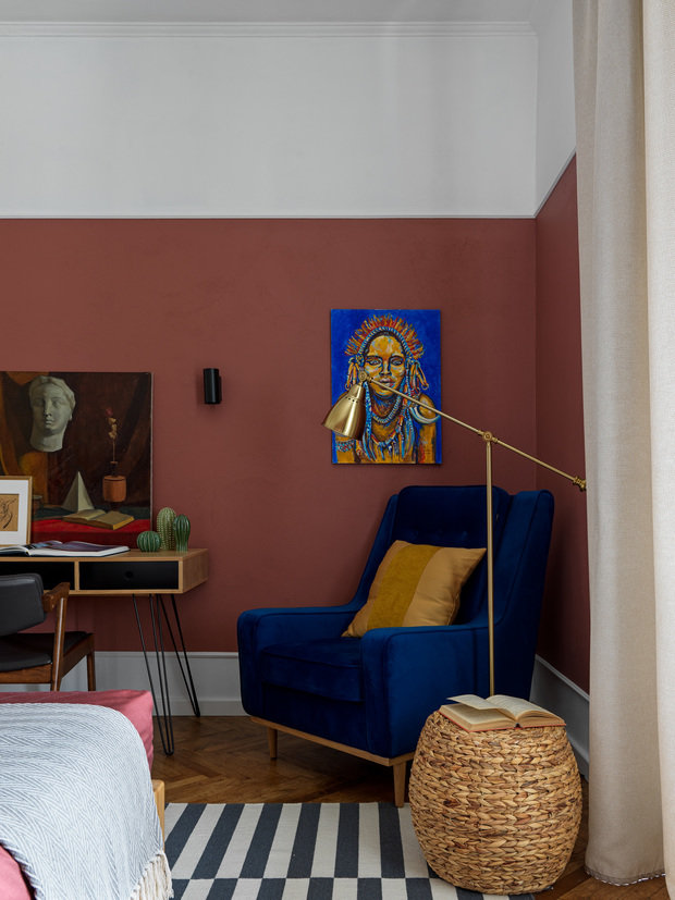 «Картины для кухни-столовой и ванной комнаты специально писала под этот проект моя подруга — художница Катерина Аверкина. Остальные картины в квартире моего авторства», — рассказывает Дарья Назаренко.