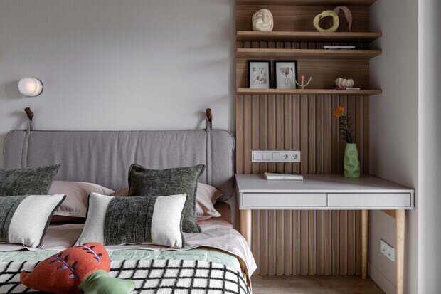 Фотография: Спальня в стиле Современный, Малогабаритная квартира, Квартира, Проект дня, Москва, 1 комната, 40-60 метров, Ирина Долганова, современный с элементами минимализма и скандинавского стиля – фото на INMYROOM