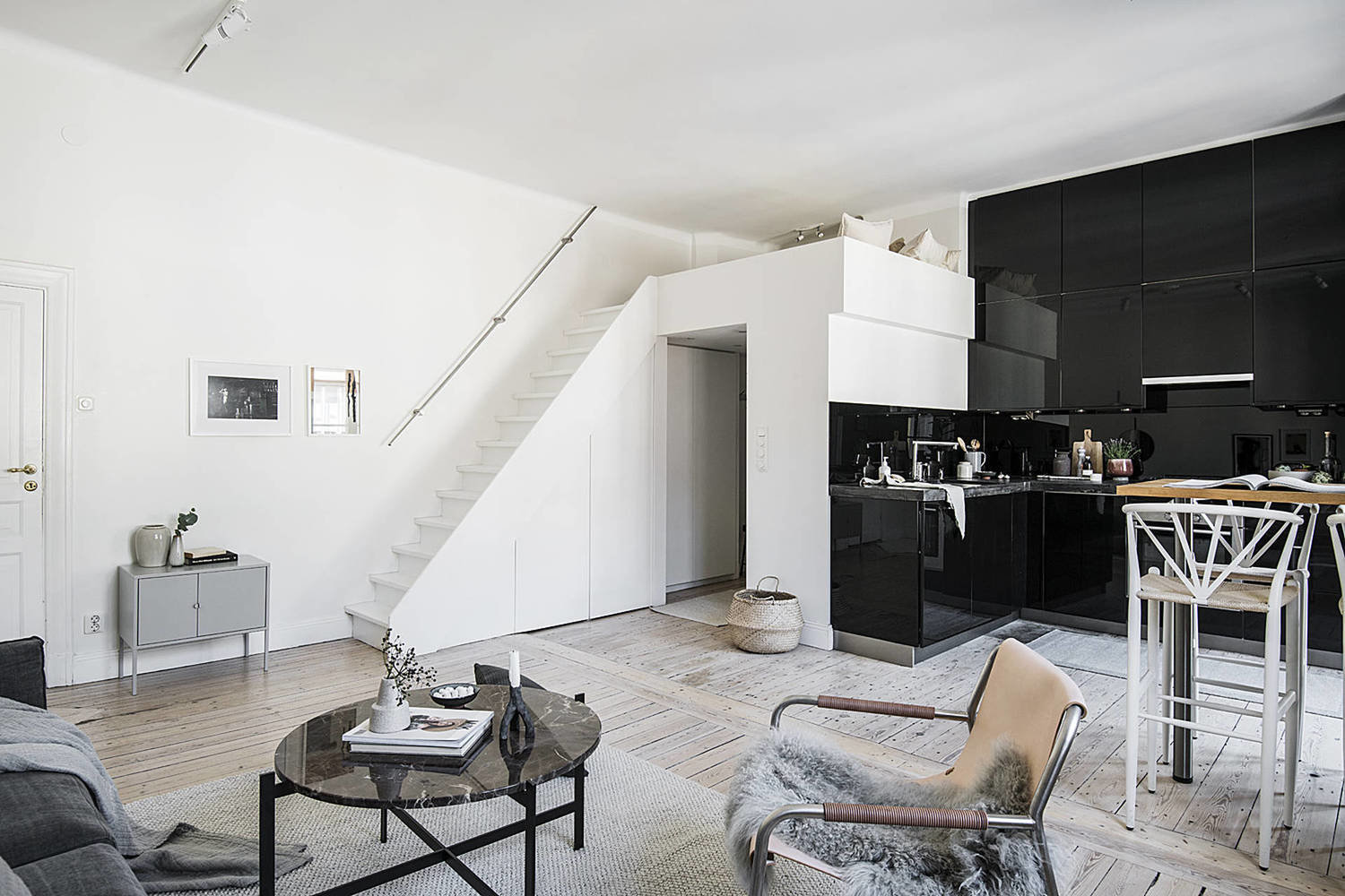 Фотография: Гостиная в стиле Скандинавский, Современный, Декор и DIY, Квартира, Студия, Белый, Минимализм, Черный, до 40 метров – фото на INMYROOM Фотография: Гостиная в стиле Скандинавский, Современный, Декор и DIY, Квартира, Студия, Белый, Минимализм, Черный, до 40 метров – фото на INMYROOM