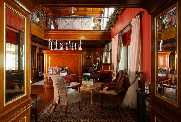 Фото из портфолио Двухуровневая гостиная загородного дома в Подмосковье – фотографии дизайна интерьеров на INMYROOM