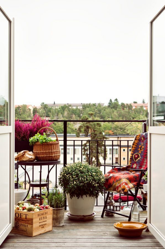 Фотография: Балкон в стиле Скандинавский, Декор интерьера, Квартира, Декор, Советы, как обустроить балкон, балкон в типовой квартире, идеи оформления балкона – фото на INMYROOM
