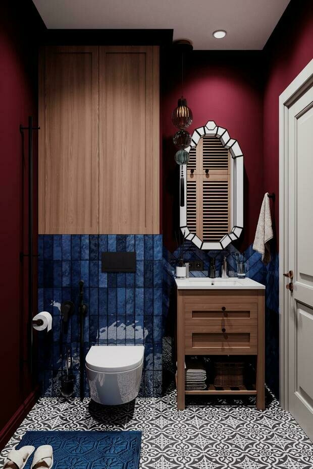 Душевая комната выполнена в эклектичном стиле. Одной из ее особенностей является необычное зеркало, которое не только выполняет свою прямую функцию, но и является элементом декора.