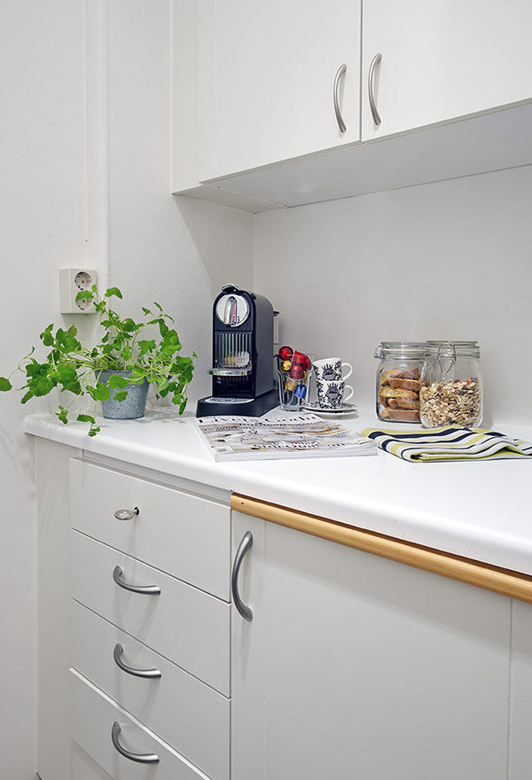 Фотография: Кухня и столовая в стиле Скандинавский, Современный, Декор интерьера, Интерьер комнат, Мебель и свет, Цвет в интерьере, Белый, Тема месяца, Окна – фото на INMYROOM