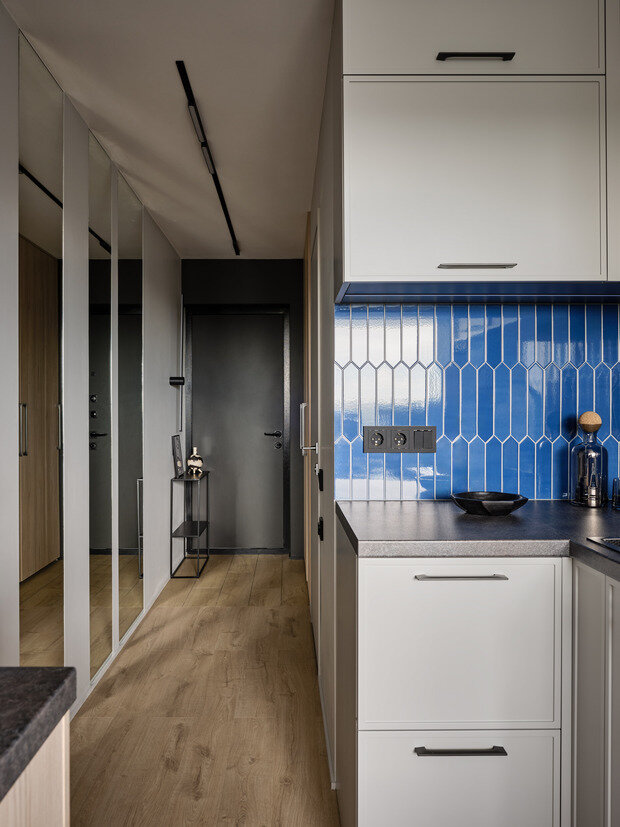 Фотография: Кухня и столовая в стиле Современный, Малогабаритная квартира, Квартира, Проект дня, Москва, Монолитный дом, 2 комнаты, до 40 метров, Яна Гафарова – фото на INMYROOM