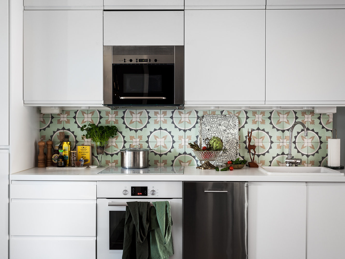 Фотография: Кухня и столовая в стиле Скандинавский, Гостиная, Спальня, Эклектика, Декор интерьера, Квартира, Швеция, Декор, Зеленый, Стокгольм, как создать уютную атмосферу, как обустроить двухкомнатную квартиру, 2 комнаты, 40-60 метров, как сочетать орнаменты – фото на INMYROOM