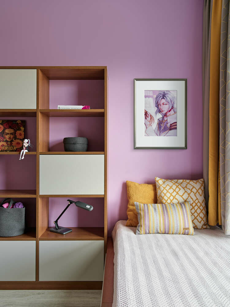 Семья очень творческая и музыкальная — много инструментов. В комнате старшей дочери для декора использовали ее рисунки. Семья очень творческая и музыкальная — много инструментов. В комнате старшей дочери для декора использовали ее рисунки.