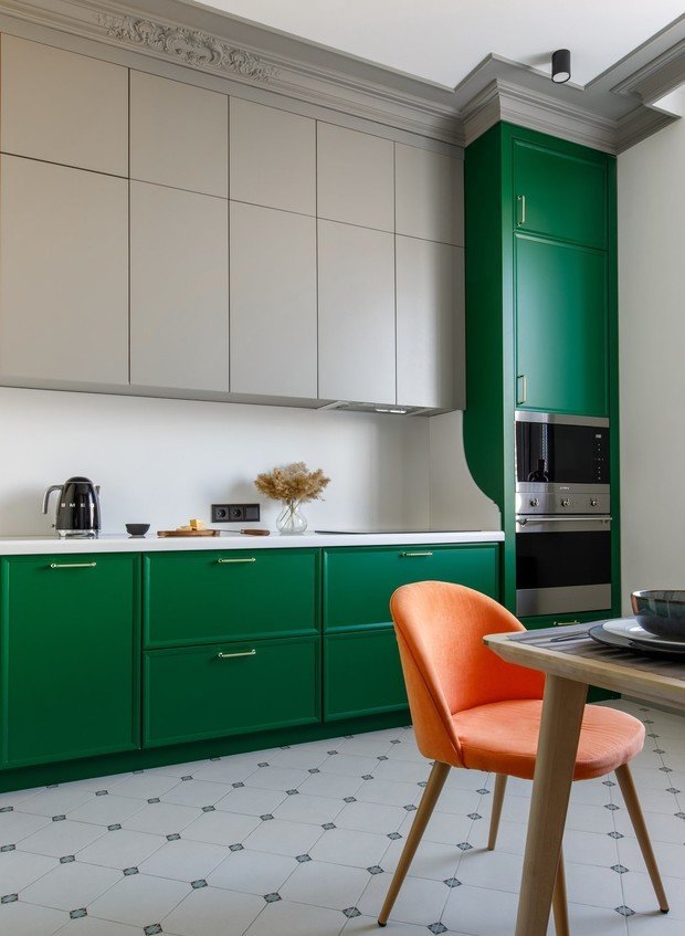 Интерьер кухни в классическом стиле с элементами современного дизайна
