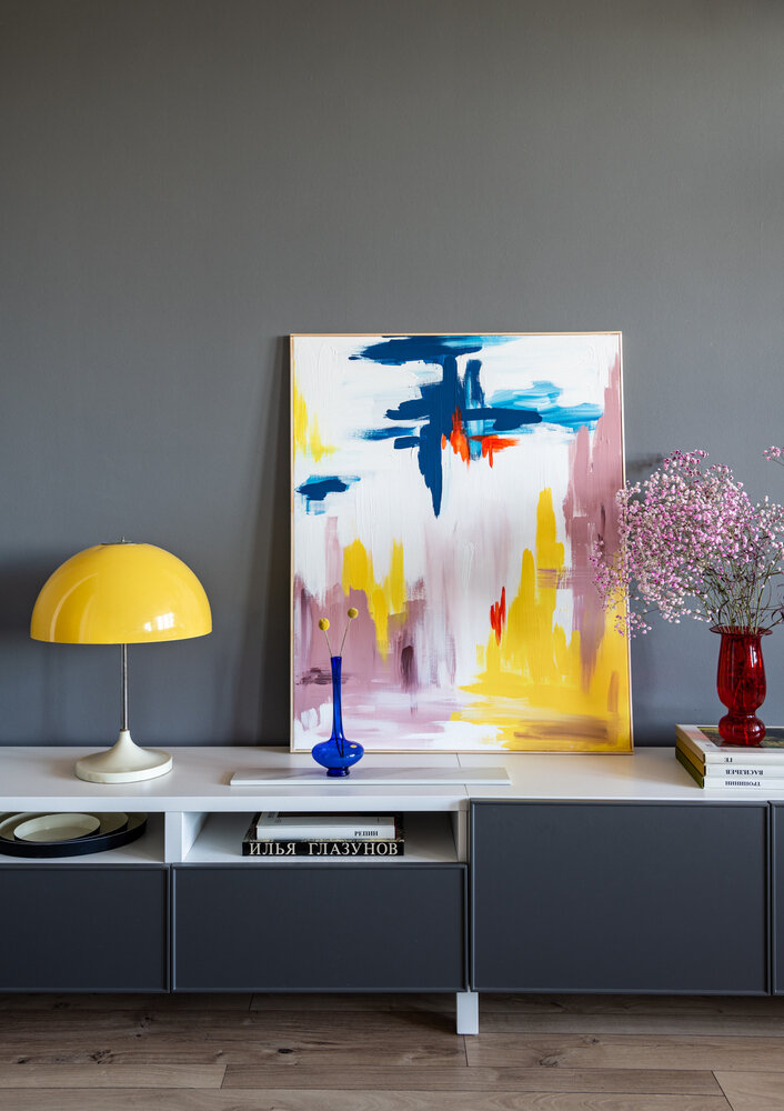 Интересным элементом в зоне ТВ стала яркая желтая лампа Estoplast 80-х годов. Ее нашли на чердаке старой дачи, хозяева отнеслись к ней как к настоящему сокровищу. Бабушка Алены Матисовой долгое время работала в Русском музее, благодаря ей в интерьере появилось много книг по искусству, которые перешли по наследству.