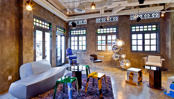 Фотография: Гостиная в стиле Лофт, Эклектика, Дома и квартиры, Городские места, Поп-арт, Индустриальный, Неон – фото на INMYROOM