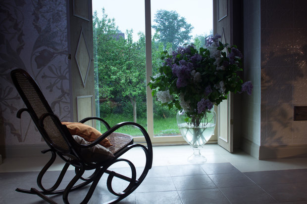 Фотография: Мебель и свет в стиле Прованс и Кантри, Классический, Country Corner, Белый, Переделка, Дача, Зеленый, Бежевый, Серый, Оранжевый, Коричневый, Веранда, Подмосковье, Дом и дача, Фазенда, «7 цветов – декор», ENS Group, Home Melody, MV-Light, «Амадей», «Европласт», АСЕ Paint, Affresco, ТД Вишера, Академия Окон, Карина Ольгинская, Тимофей Пронькин, усадебный стиль, дачная гостиная – фото на INMYROOM