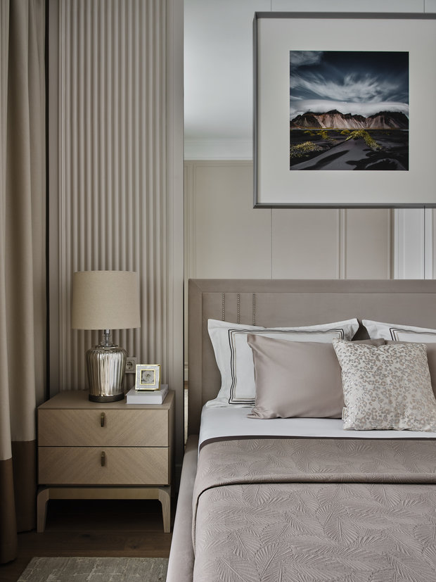 Фото с Исландским пейзажем над кроватью купили у фотохудожника, распечатали и оформили в багет. 