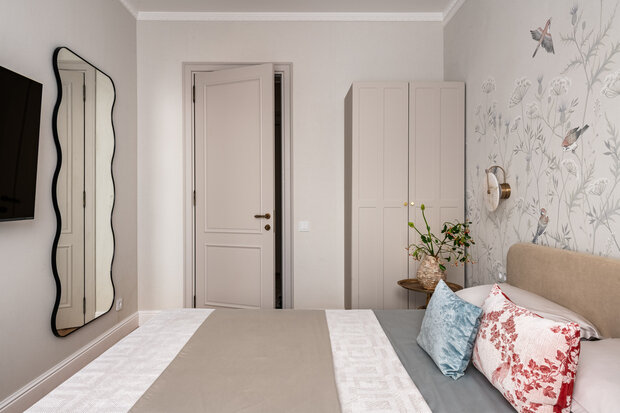 Фотография: Спальня в стиле Современный, Квартира, Проект дня, Москва, Сталинка, 2 комнаты, 40-60 метров, Патриаршие пруды, винтаж/ретро, Рамиля Шагиева, Эмиль Шагиев – фото на INMYROOM