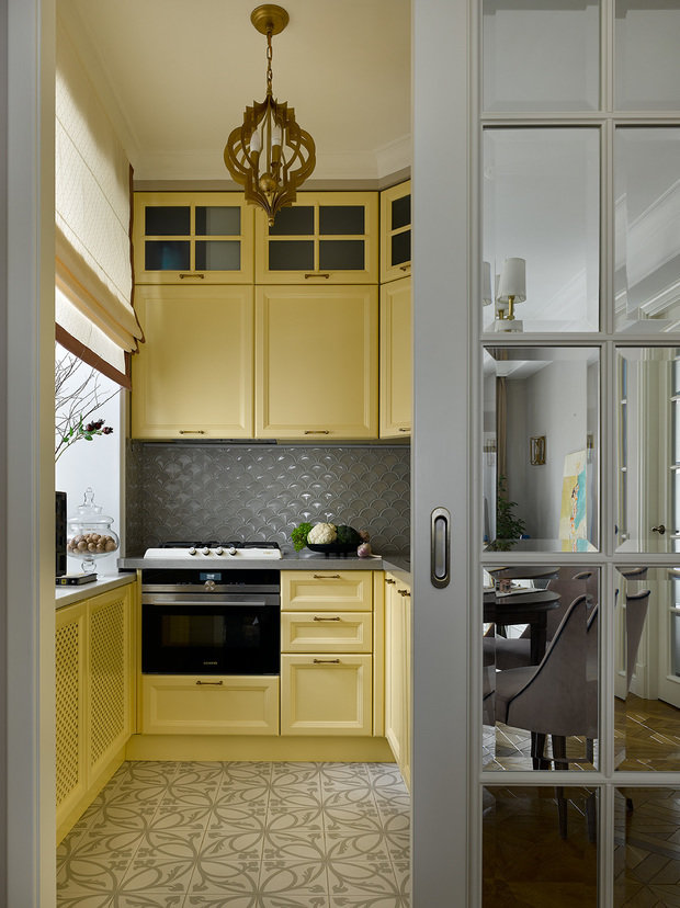 «Изначально мы решили использовать благородные и элегантные оттенки с цветовыми акцентами в виде мебели. Но, когда я предложила несколько вариантов цветового решения по кухне, заказчики оказались намного смелее, чем я думала, и выбрали не нейтральный, а цветной вариант кухни — мягкий оттенок желтого. Отсюда пошла идея «впустить солнце», не только «распахнув» планировку, но и с помощью цвета», — рассказывает Елена Маркина.
