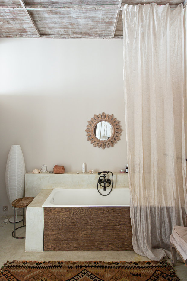 В ванной стены покрашены влагостойкой краской и на полу использован белый цемент. 