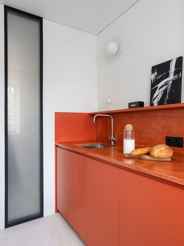 Фотография: Кухня и столовая в стиле Скандинавский, Современный, Минимализм, Малогабаритная квартира, Квартира, Проект недели, Екатеринбург, Хрущевка, 1 комната, до 40 метров, Ольга Каримова – фото на INMYROOM