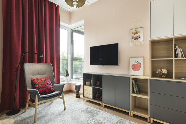 В гостевой комнате мебель подбиралась больше из функциональных соображений — много мест для хранения книг, игрушек. Диван простой, лаконичный, кресло и классический белый шкаф на ножках для контраста с остальной мебелью. Вся мебель из ИКЕА.