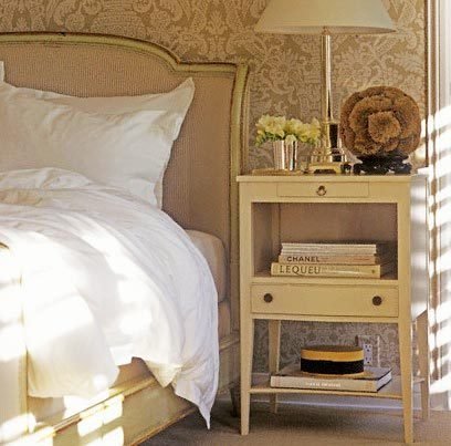 Фотография: Спальня в стиле Прованс и Кантри, Интерьер комнат, Советы, Стол, Кровать – фото на INMYROOM