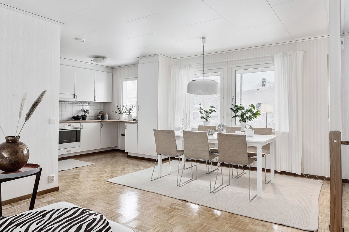 Фотография: Кухня и столовая в стиле Современный, Гостиная, Декор интерьера, Дом, Швеция, Стокгольм, как создать уютную атмосферу, 4 и больше, Более 90 метров, гостеприимный интерьер – фото на INMYROOM