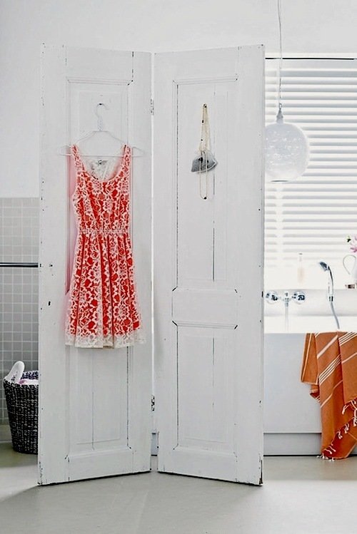 Фотография: Ванная в стиле Скандинавский, Малогабаритная квартира, Стиль жизни, Советы, Окна, Ширма, Перегородки – фото на INMYROOM