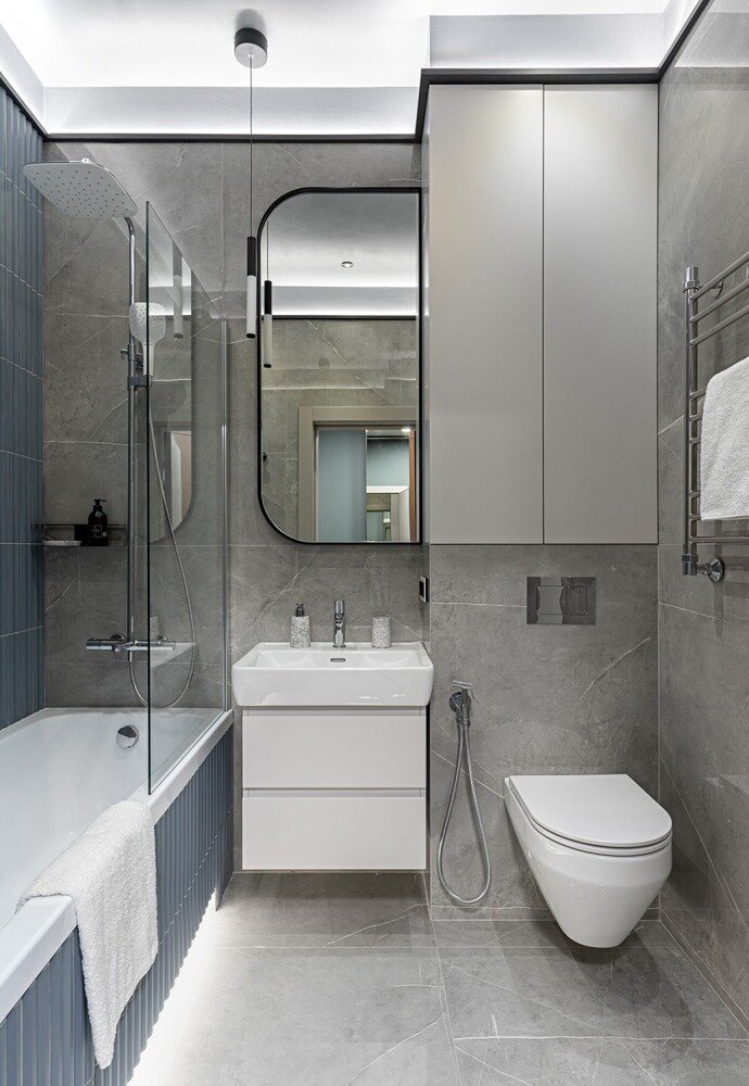 Потолки по всей квартире выполнены из гипсокартона, что позволило выкрасить их в нужные цвета. Например, в ванной потолок и верхняя часть стен выкрашены в графитовый цвет. Благодаря этому приему ванная комната кажется чуть шире и выглядит очень камерно. Потолки по всей квартире выполнены из гипсокартона, что позволило выкрасить их в нужные цвета. Например, в ванной потолок и верхняя часть стен выкрашены в графитовый цвет. Благодаря этому приему ванная комната кажется чуть шире и выглядит очень камерно.