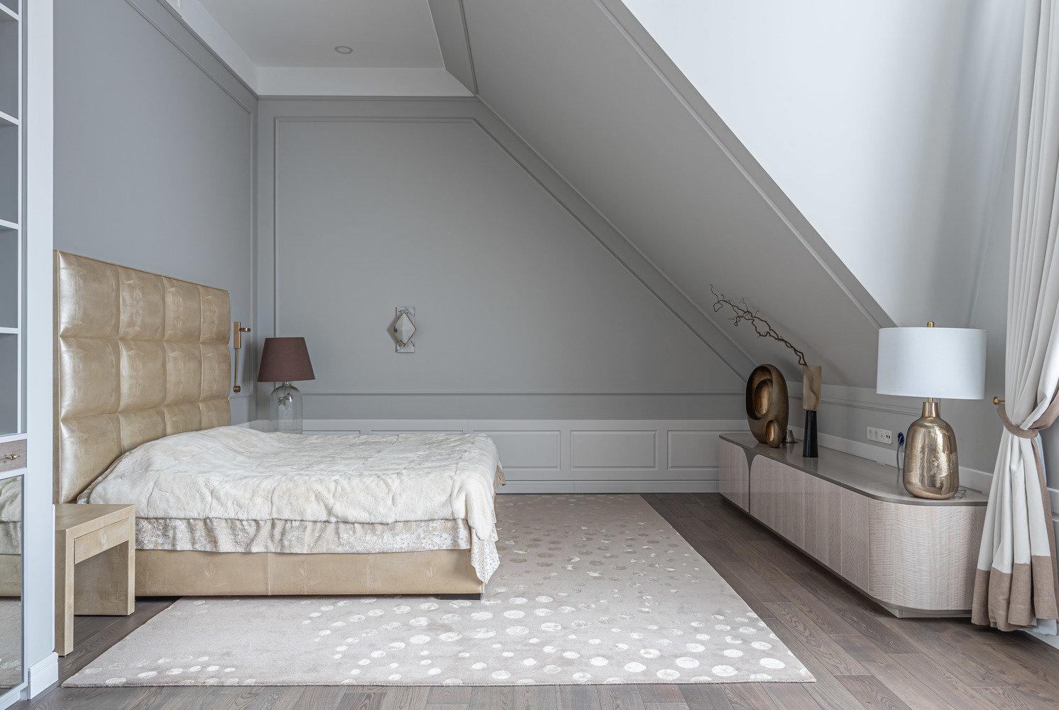 Из старого дома заказчики попросили вписать в интерьер спальни кровать Fenfi с прикроватными тумбочками. Из старого дома заказчики попросили вписать в интерьер спальни кровать Fenfi с прикроватными тумбочками.