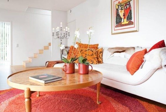 Фотография: Гостиная в стиле Минимализм, Дом, Цвет в интерьере, Дома и квартиры, Белый – фото на INMYROOM