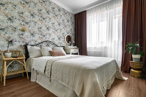 Чтобы сделать интерьер более живым и теплым, дизайнер активно использовала текстиль. Разные фактуры обогащают обстановку, плюс это тактильно приятно.