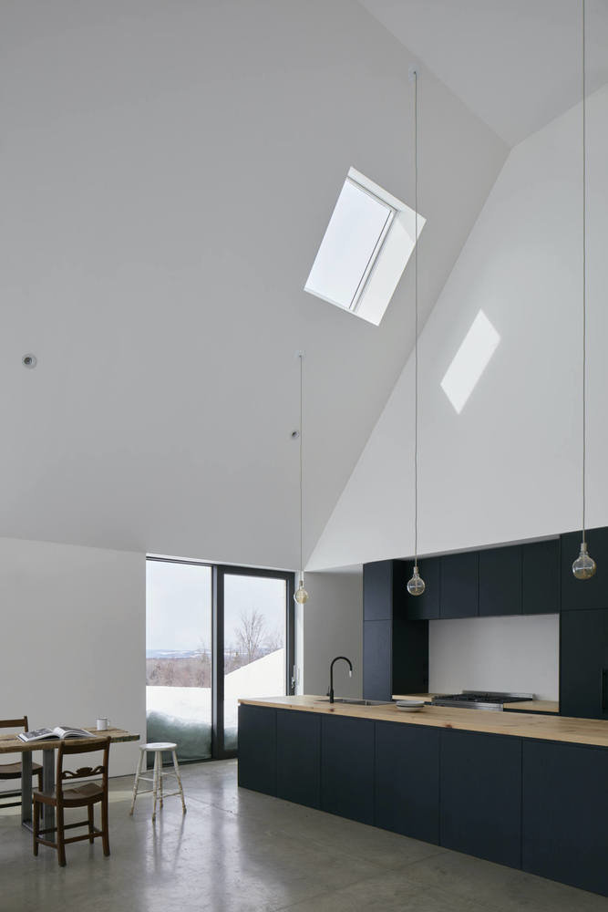 Фотография: Кухня и столовая в стиле Минимализм, Современный, Дом, Белый, Серый, Дом и дача, Более 90 метров – фото на INMYROOM Фотография: Кухня и столовая в стиле Минимализм, Современный, Дом, Белый, Серый, Дом и дача, Более 90 метров – фото на INMYROOM