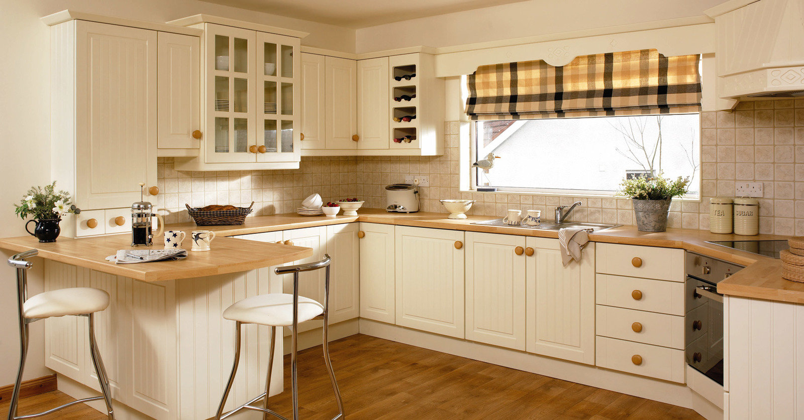 Фотография: Кухня и столовая в стиле Прованс и Кантри, Советы, за и против, мойка напротив окна, энциклопедия_инженерные_коммуникации – фото на INMYROOM Фотография: Кухня и столовая в стиле Прованс и Кантри, Советы, за и против, мойка напротив окна, энциклопедия_инженерные_коммуникации – фото на INMYROOM