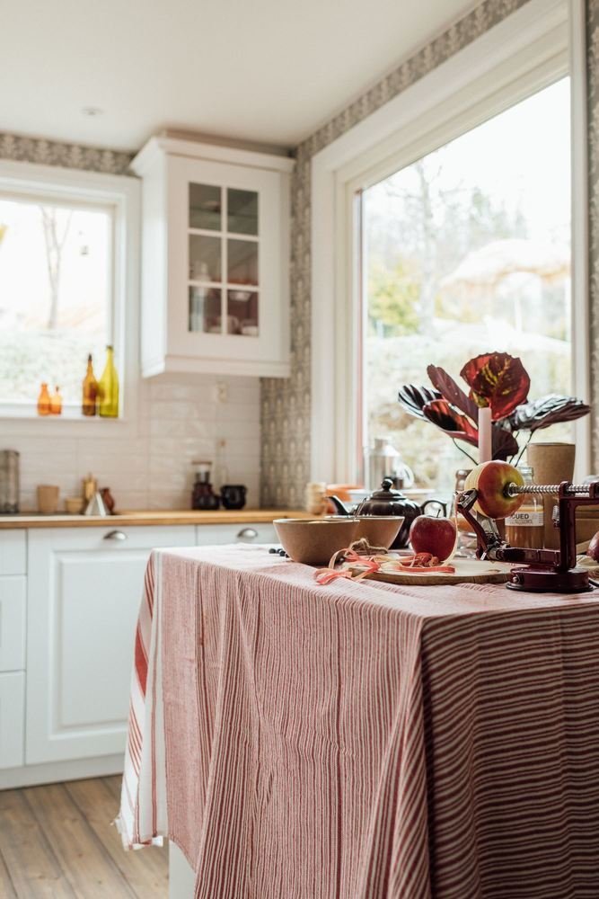 Фотография: Кухня и столовая в стиле Прованс и Кантри, Классический, Скандинавский, Эклектика, Дом, Швеция, Белый, Дача, Стокгольм, Серый, Голубой, Коричневый, Дом и дача, 4 и больше – фото на INMYROOM Фотография: Кухня и столовая в стиле Прованс и Кантри, Классический, Скандинавский, Эклектика, Дом, Швеция, Белый, Дача, Стокгольм, Серый, Голубой, Коричневый, Дом и дача, 4 и больше – фото на INMYROOM