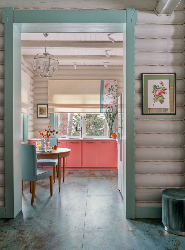 В кухне был демонтирован дверной портал и сделан высокий проем, он обрамлен наличниками.