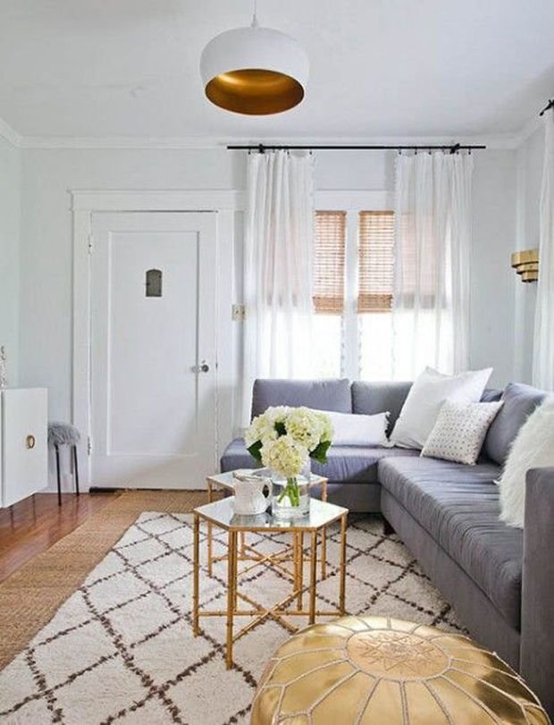 Фотография: Гостиная в стиле Скандинавский, Эклектика, Аксессуары, Интерьер комнат, Декор, Мебель и свет, Цвет в интерьере, Советы, Белый, Минимализм, Светильники, Зеркало, Подсветка – фото на INMYROOM