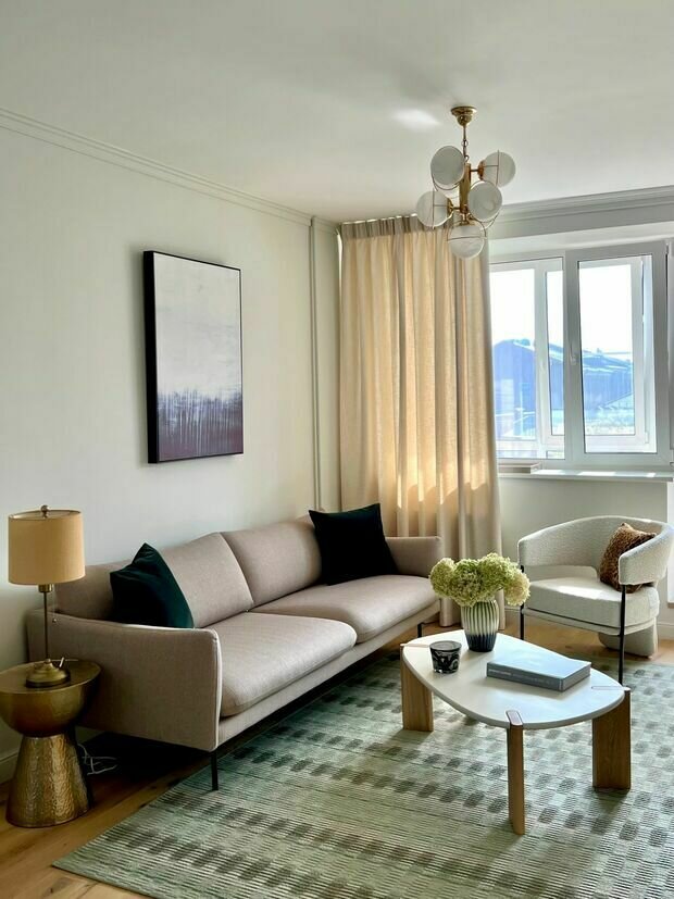 Потолок в гостиной украшает винтажная люстра.