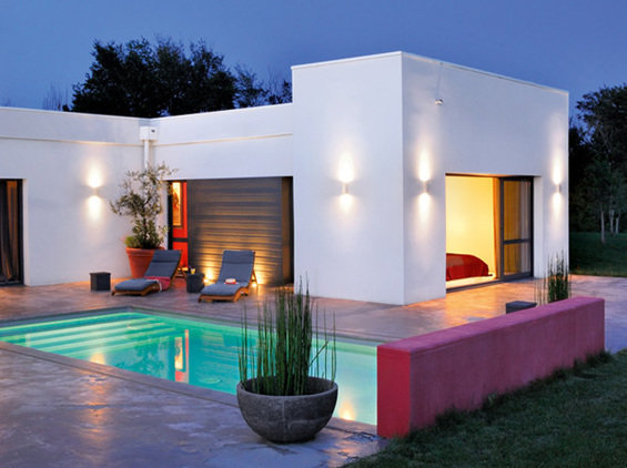 Фотография: Терраса в стиле Современный, Дом, Франция, Цвет в интерьере, Дома и квартиры, Минимализм, Стены, Красный, Зеркало – фото на INMYROOM