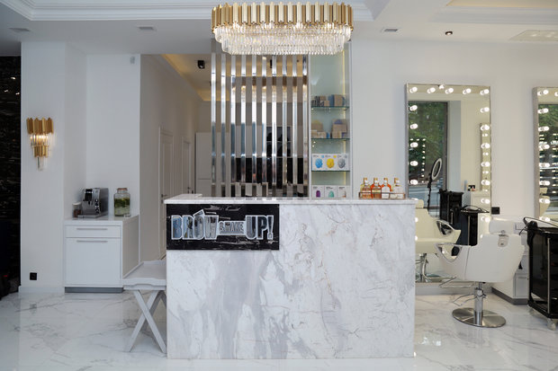 Интерьер офиса в современном стиле с мраморной стойкой