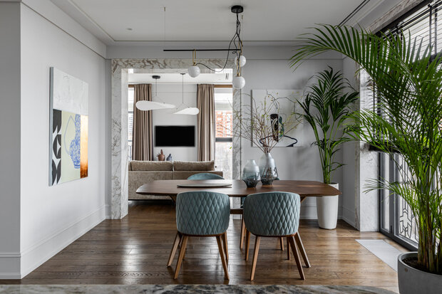 Особенно удачным стал широкий проем между квартирами — акцент всего интерьерного решения.