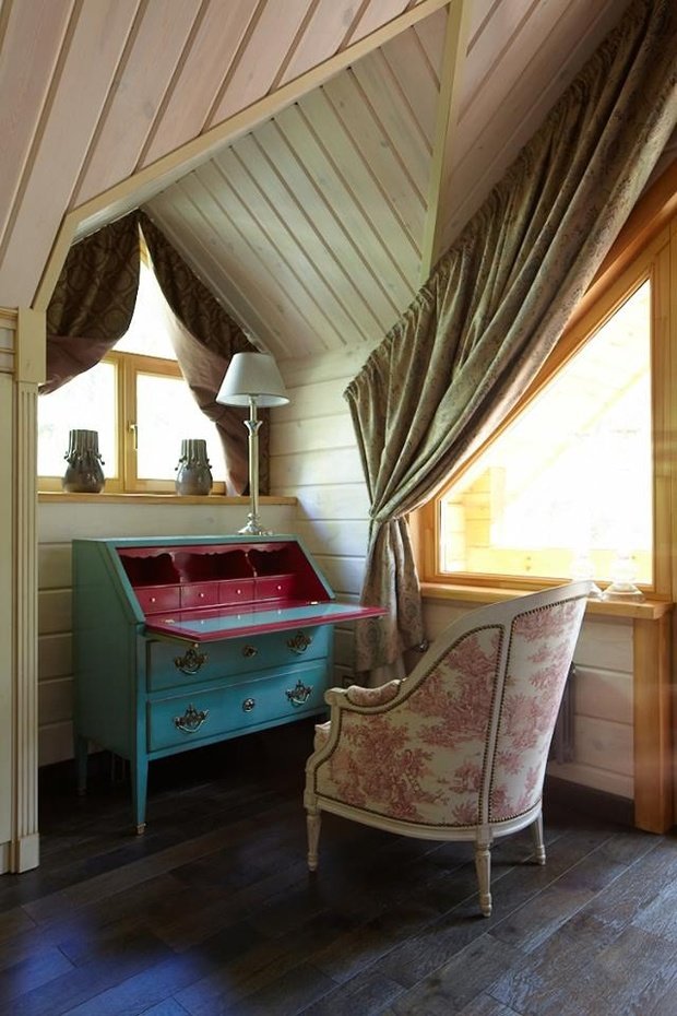 Фотография: Кабинет в стиле Прованс и Кантри, Классический, Дом, Проект недели, Екатерина Блохина, Дом и дача, Московская область, дом из бруса, Антон Корнеев, Korneev Design Workshop, гостиная с камином, как оформить деревянный дом, дом с мансардой – фото на INMYROOM