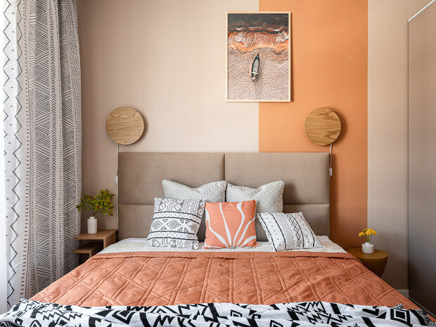 Дизайнеру удалось найти шкаф с распашными створками, при этом их можно будет комфортно открыть и не задеть прикроватную тумбочку.