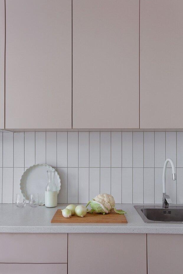 Кухню делали на заказ, из встроенной техники — узкий духовой шкаф, варочная панель, посудомоечная машина.