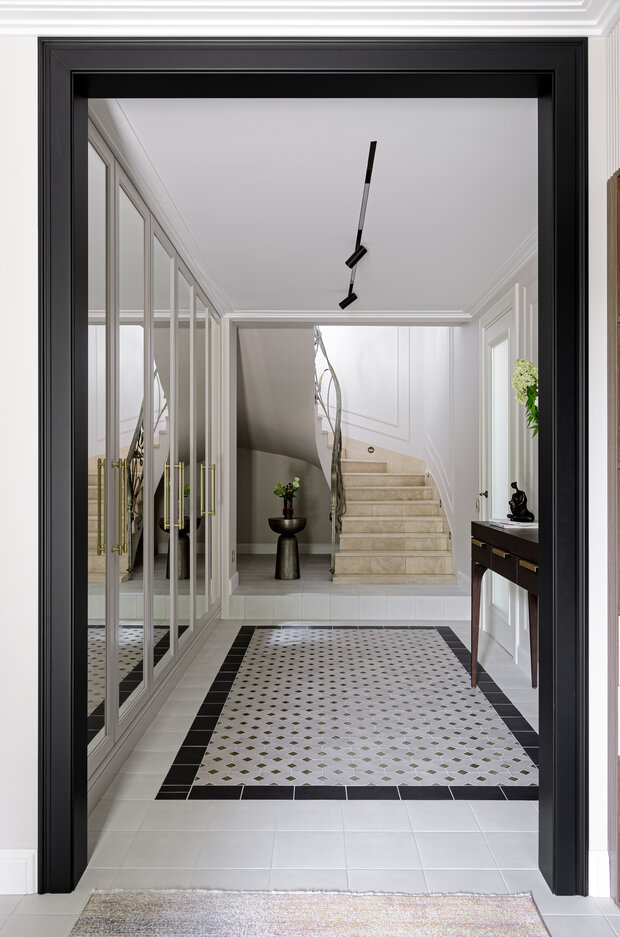 Фотография: Прихожая в стиле Классический, Современный, Дом, Проект дня, Дом и дача, Краснодар, Кирпичный дом, 4 и больше, Более 90 метров, Татьяна Черкашина – фото на INMYROOM