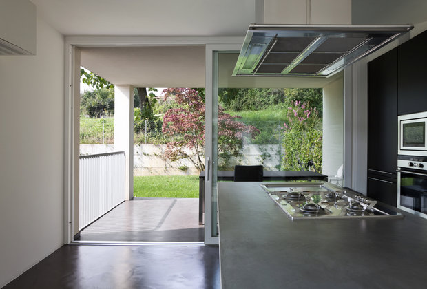 Фотография: Кухня и столовая в стиле Скандинавский, Современный, Хай-тек, Прованс и Кантри, Декор интерьера, Интерьер комнат, Тема месяца, Большие окна, Кухонный остров – фото на INMYROOM