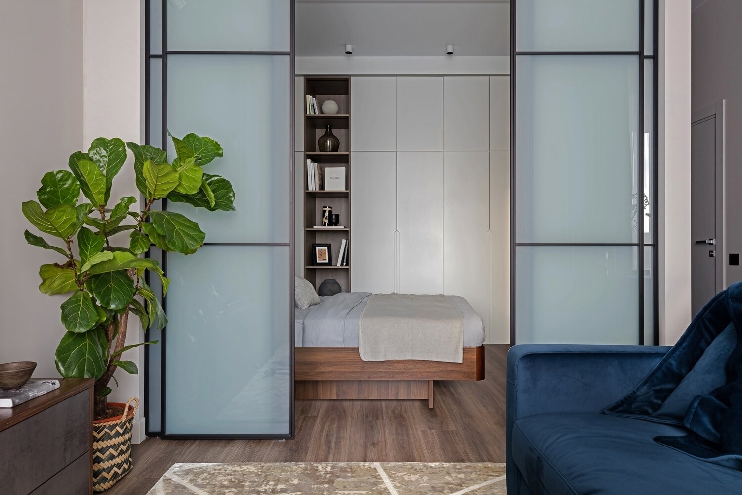 Фотография: Спальня в стиле Современный, Квартира, Студия, Проект недели, Москва, Монолитный дом, 40-60 метров, BLACK WALL Interior, Евгения Чучарина, Александр Родин – фото на INMYROOM