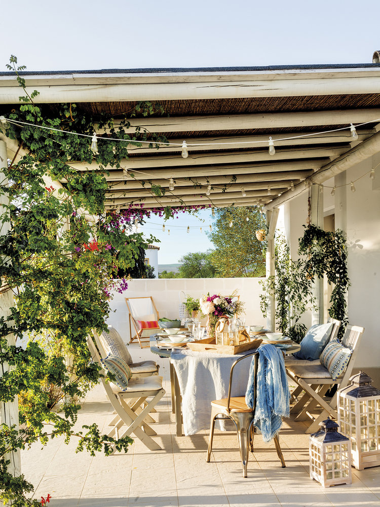Фотография: Терраса в стиле Прованс и Кантри, Современный, Декор интерьера, Дом, Италия, Декор, Белый, Зеленый, Розовый – фото на INMYROOM Фотография: Терраса в стиле Прованс и Кантри, Современный, Декор интерьера, Дом, Италия, Декор, Белый, Зеленый, Розовый – фото на INMYROOM