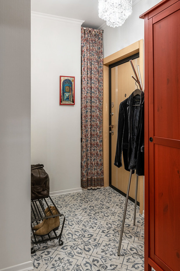 В прихожей висит картина грузинского уличного художника с изображением тбилисской двери.